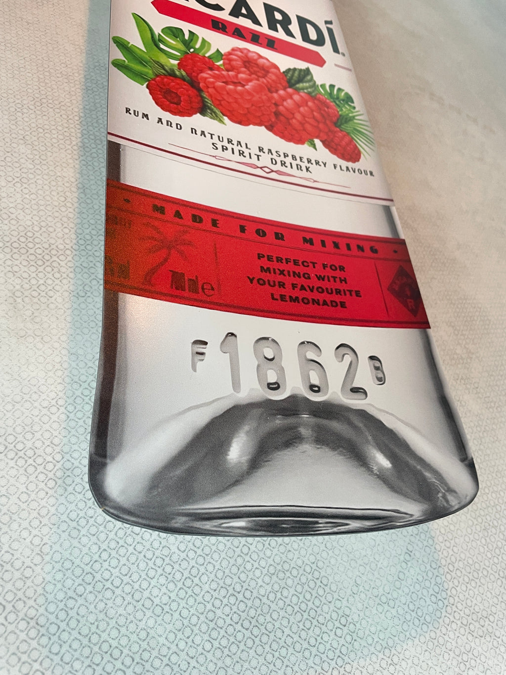 Reclamebord Bacardi Razz fles groot, 70cm hoog, aluminium