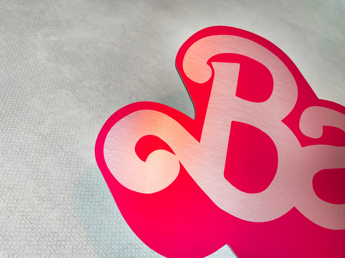 Reclamebord Barbie logo, aluminium, afmeting 57x23 cm