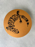 Bord Gila Monster rond glanzend aluminium logo, 30x30 cm
