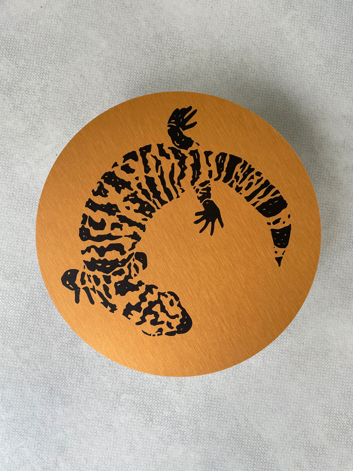 Bord Gila Monster rond glanzend aluminium logo, 30x30 cm