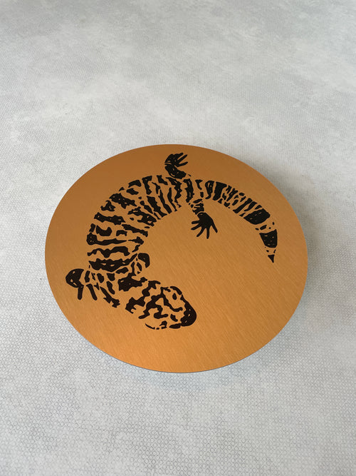 Bord Gila Monster rond glanzend aluminium logo, 30x30 cm