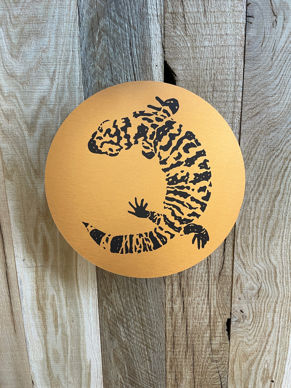 Bord Gila Monster rond glanzend aluminium logo, 30x30 cm