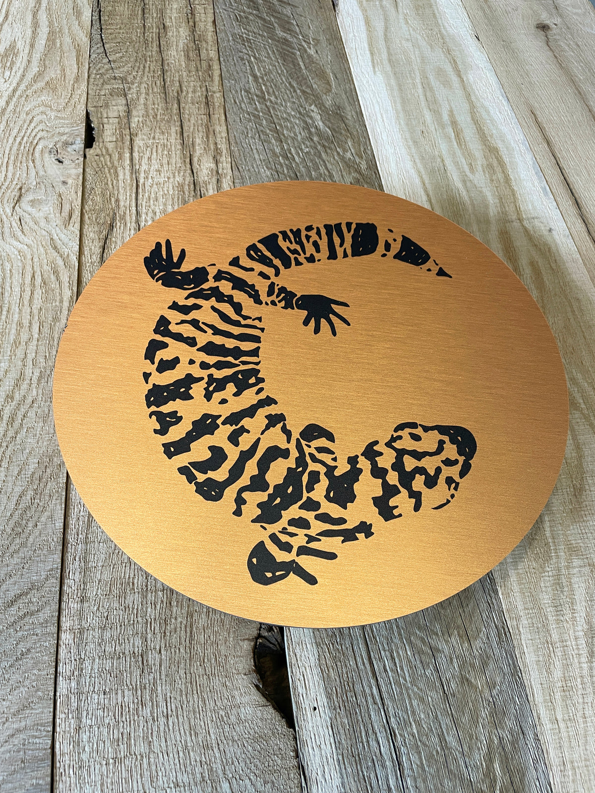 Bord Gila Monster rond glanzend aluminium logo, 30x30 cm