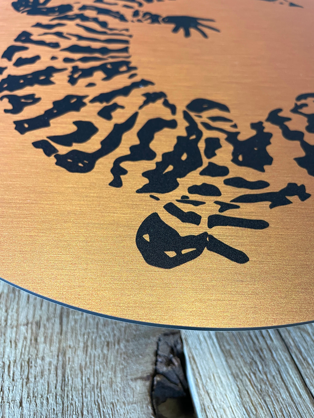Bord Gila Monster rond glanzend aluminium logo, 30x30 cm