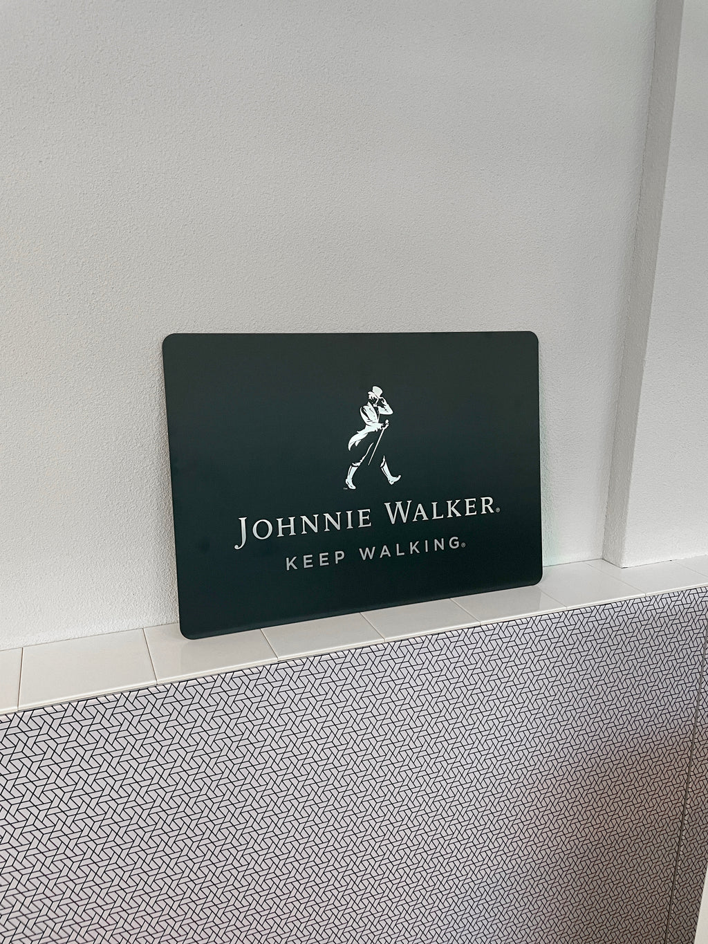 Reclamebord Johnnie Walker logo whisky / whiskey 40x57cm