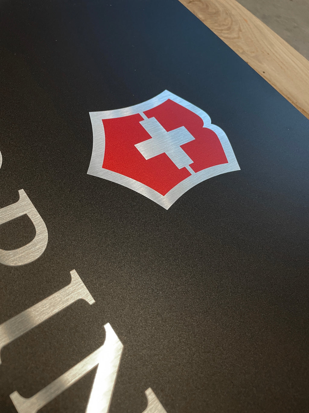Reclamebord Victorinox zakmes glans logo, aluminium, 40x57cm